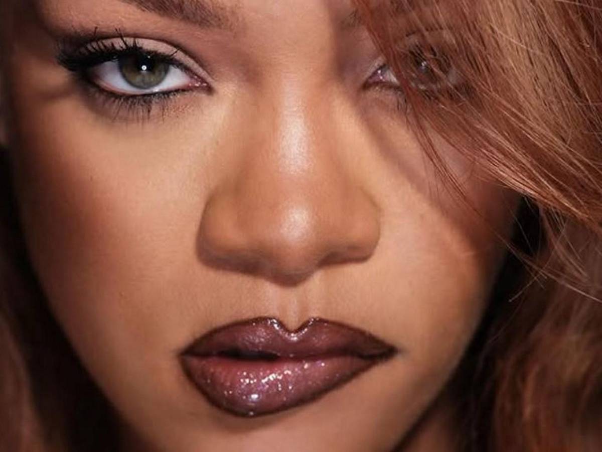 Rihanna anuncia su tercer embarazo en la Met Gala con un look inolvidable