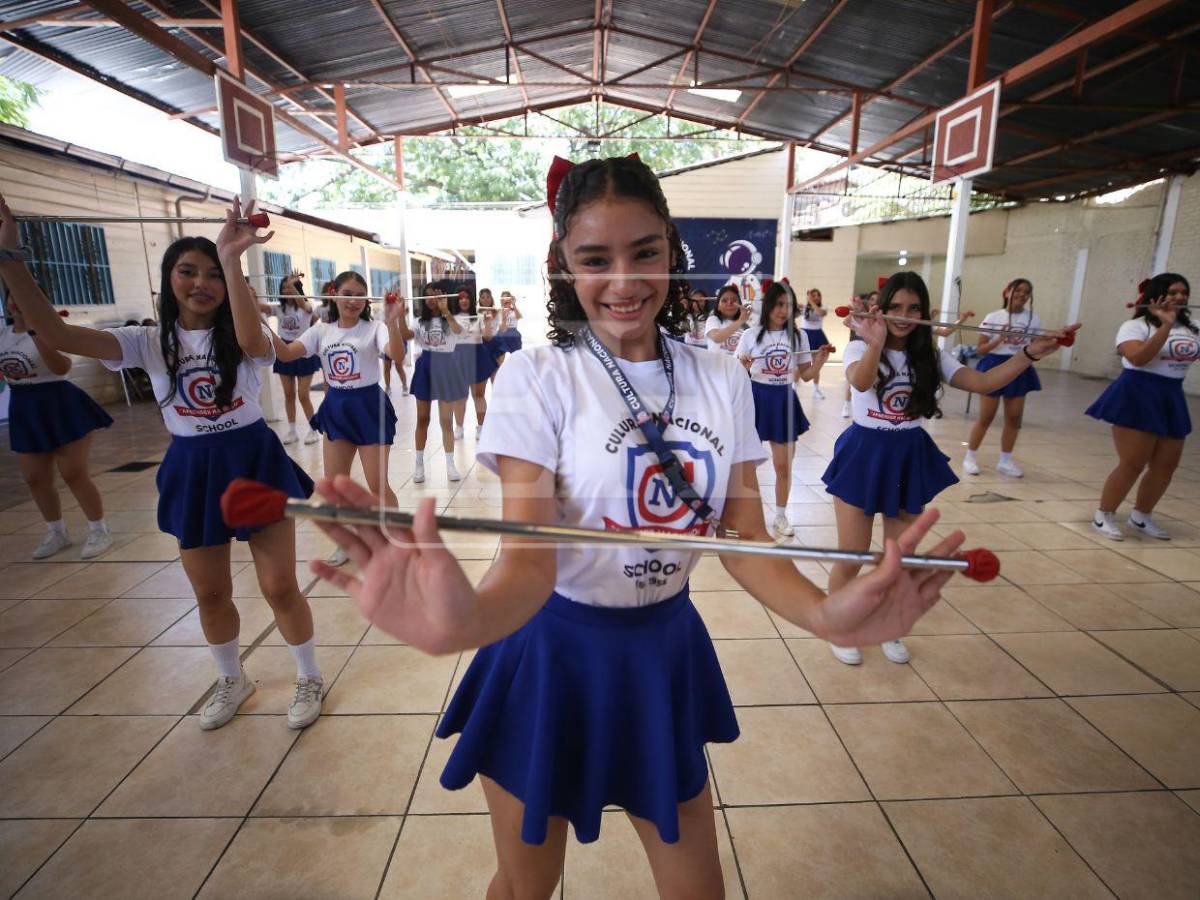 El 15 solo desfiló un ratito, recuerda maestra de Emily, palillona del Cultura Nacional