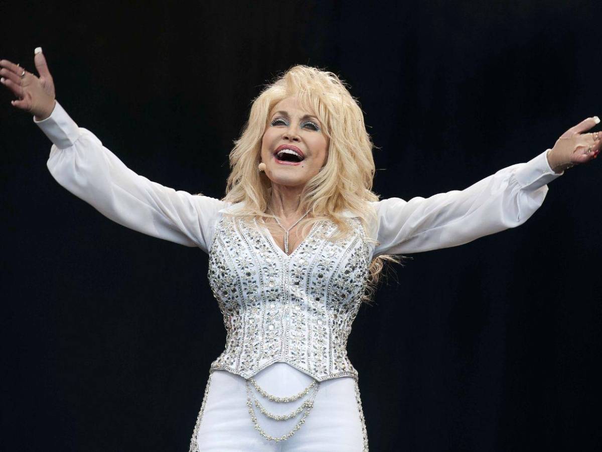 Dolly Parton pospone sus conciertos a 2026 por motivos de salud