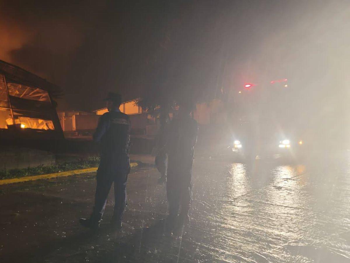 Así fue el voraz incendio que arrasó con una maquila en Cofradía, Cortés