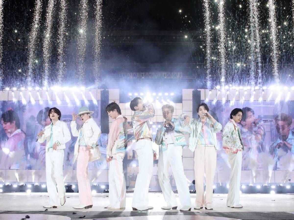 Sin cantar, gritar o levantarse del asiento, así fue el concierto de BTS en Seúl