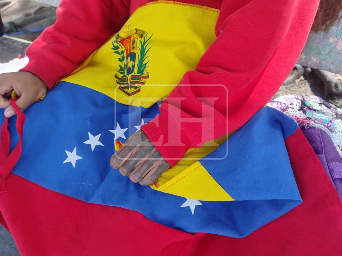 Con su bebé nacida en Honduras, migrante venezolana celebra caída de Nicolás Maduro