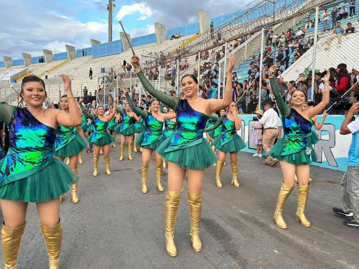 Inspirado en el colibrí esmeralda: palillonas del emblemático ICVC en los desfiles 2025