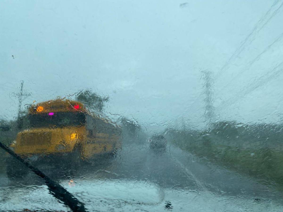 En larga caravana y bajo lluvia: así retornan capitalinos por carretera al sur