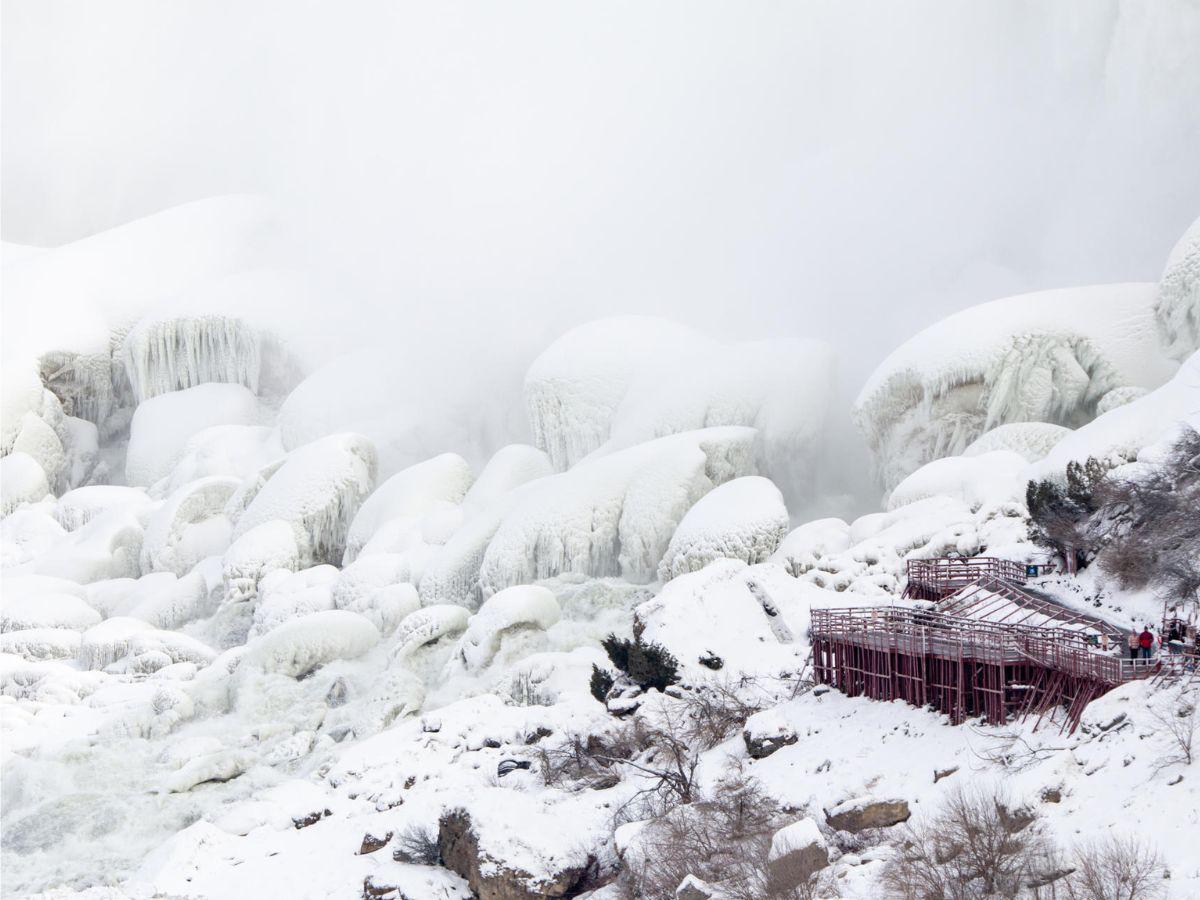 EN FOTOS: Cataratas del Niágara congeladas y bajo -55° por una masa de aire ártico
