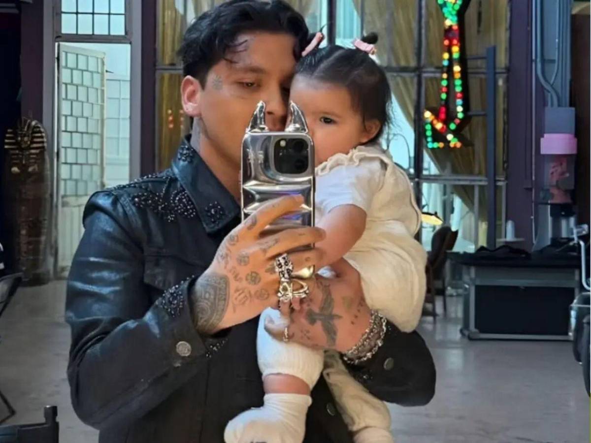 Christian Nodal desata críticas por mostrar el cuarto de su hija y un cuento dedicado a ella