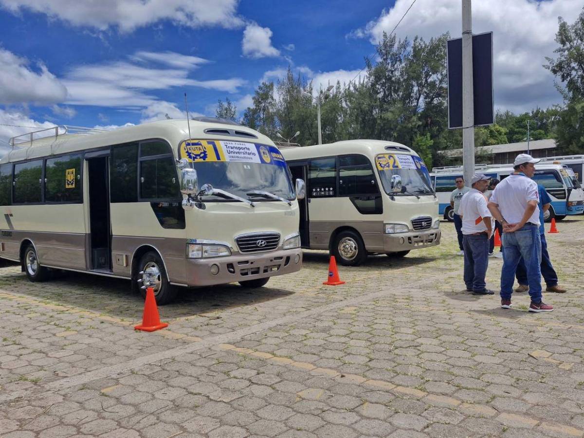 Con forma 003 en mano y carnet: estudiantes abordan buses de la UNAH