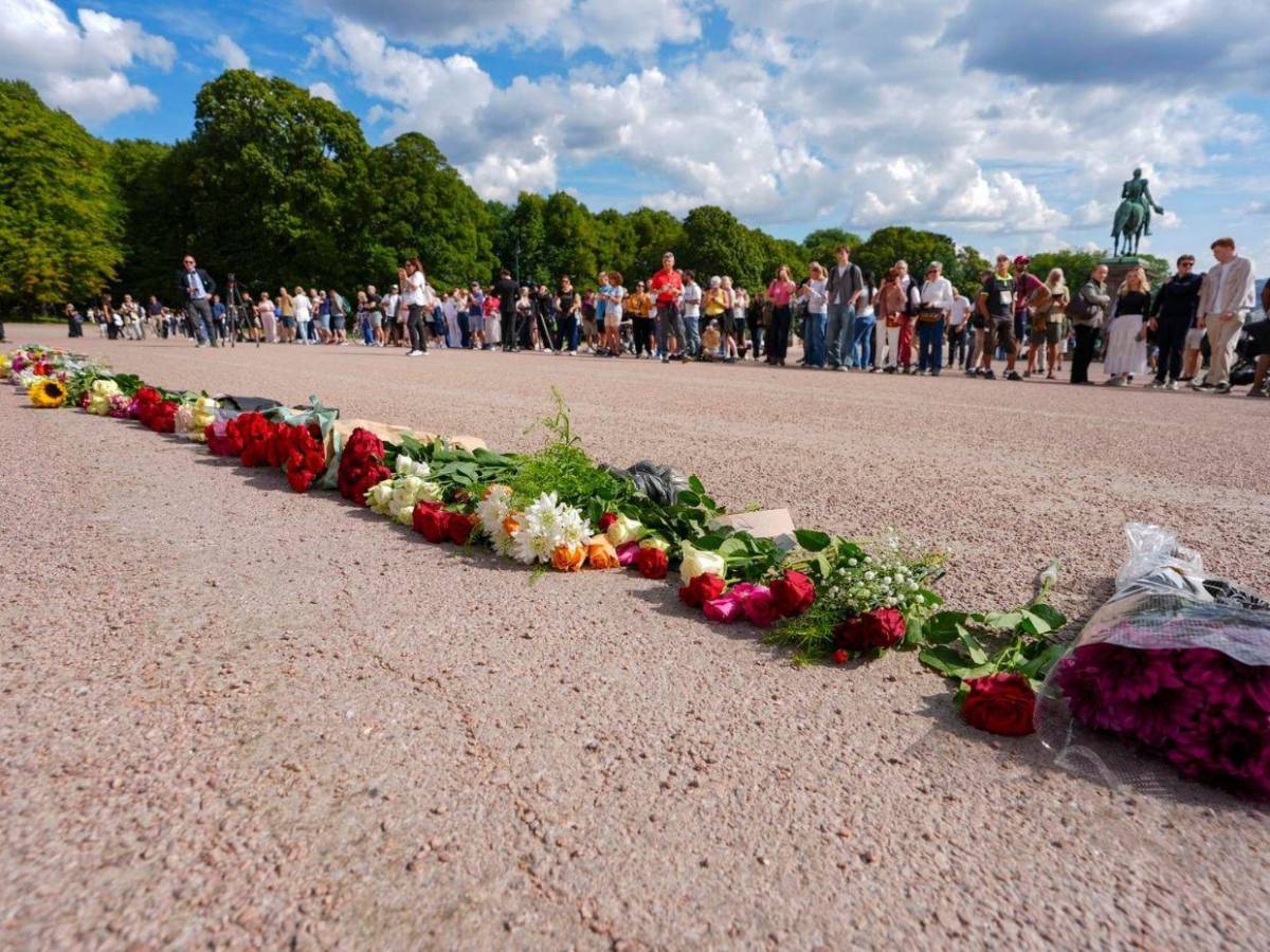 Flores, velas y cartas: con tristeza, Noruega despide al rey Harald V, “el abuelo de todos”