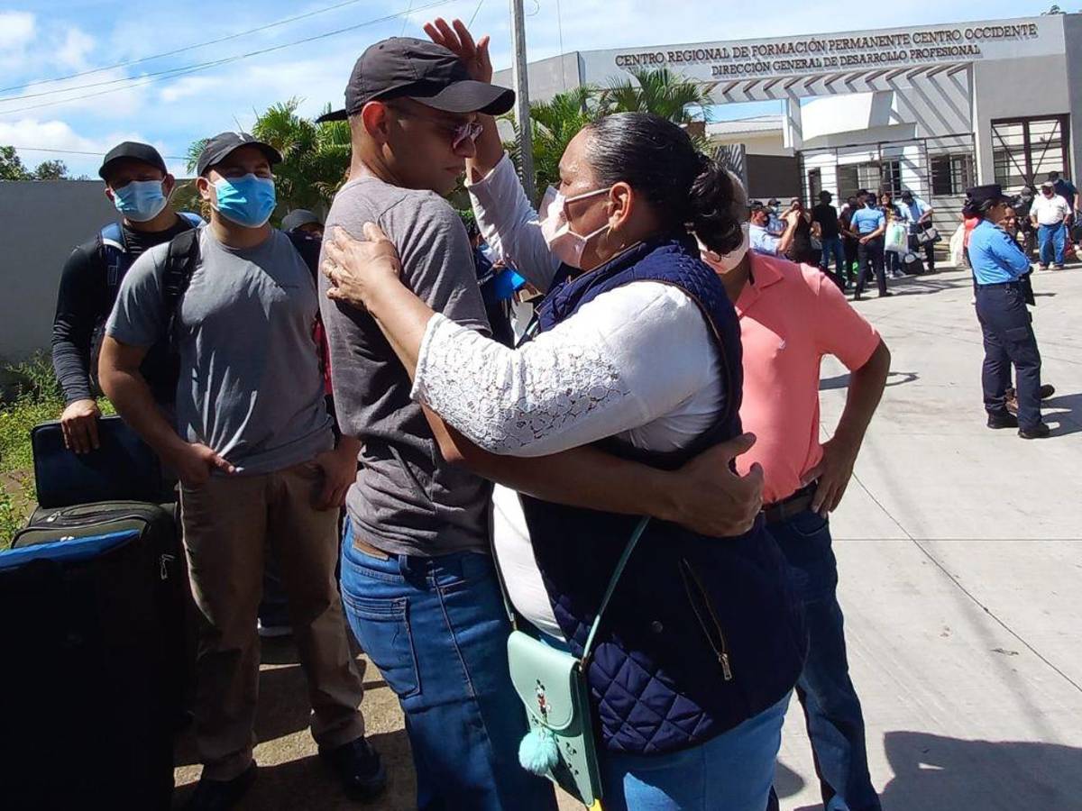 Con cálidos abrazos se despidieron los parientes de los aspirantes, deseándoles que la experiencia formativa fuese enriquecedora.