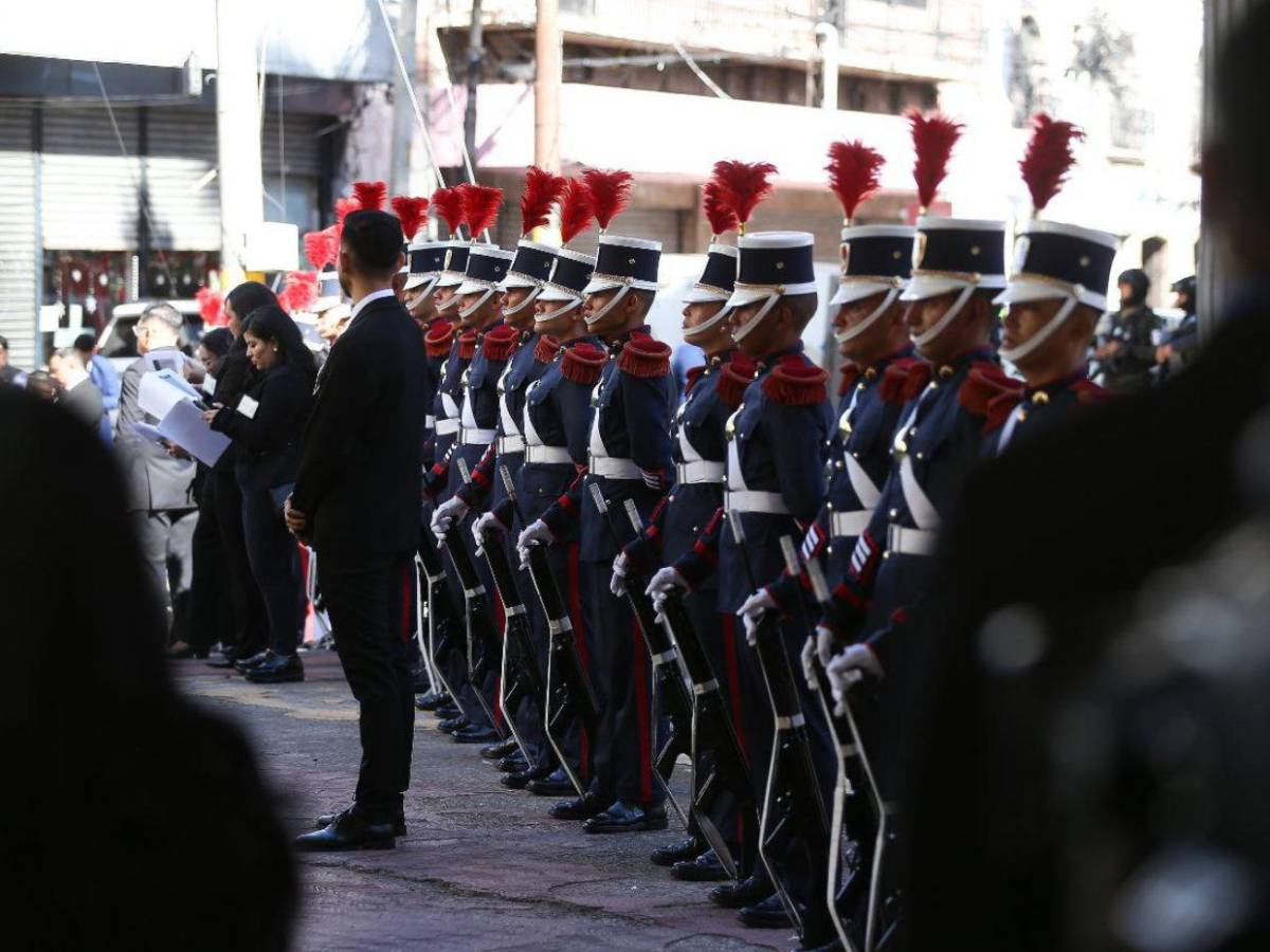 Ambiente en las afueras del Congreso Nacional previo al inicio de primera legislatura