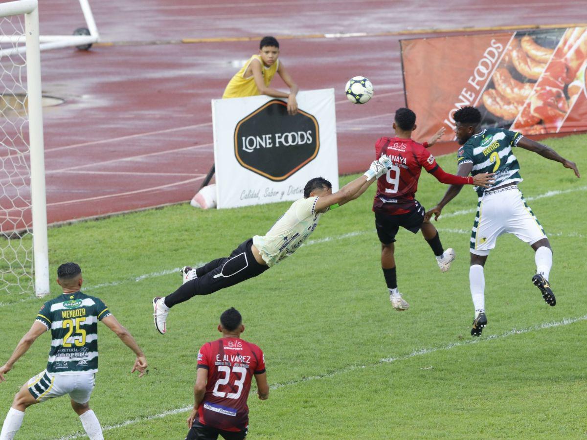 Anaya aprovechó que Pineda salió a “cazar mariposas” y mandó el balón al fondo de la red para darle una breve ventaja a Lone.