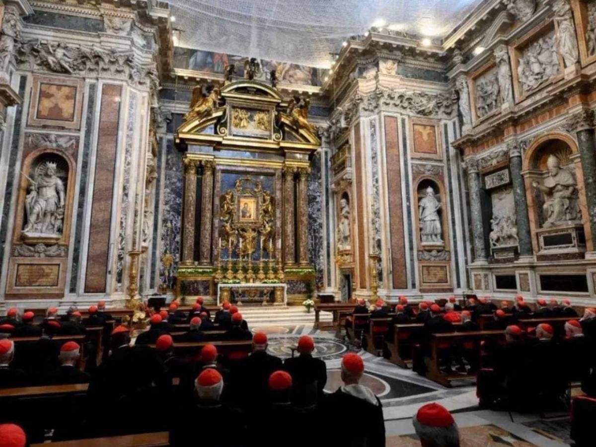 Más de 110 cardenales rezan ante la tumba del papa Francisco en Roma