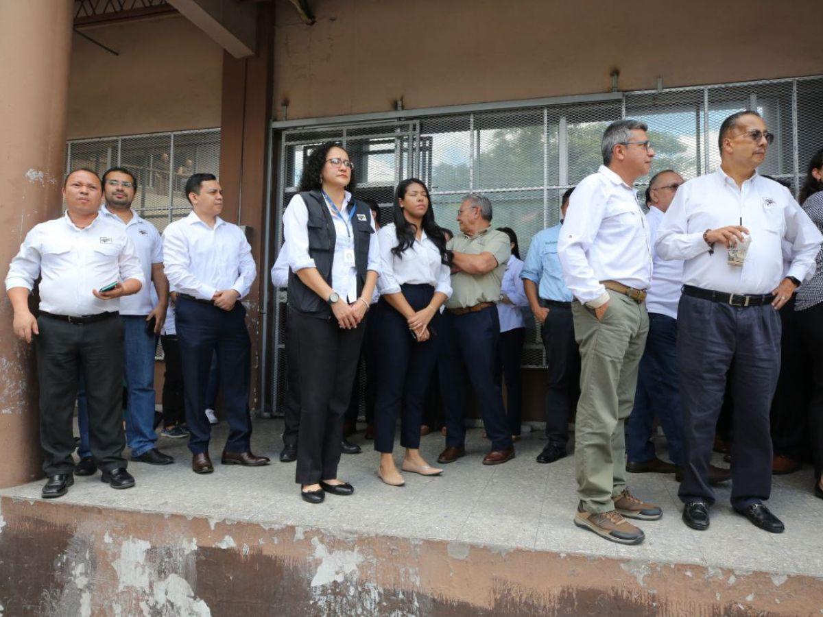 Representantes del Consejo Hondureño de la Empresa Privada (Cohep) y de otros sectores de la empresa privada cuando esperaban a Marlon Ochoa.