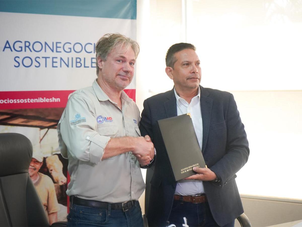 <i>Thelonious Trimmell, Director de Agronegocios Sostenibles, comparte su entusiasmo durante la firma del acuerdo, destacando el compromiso con la promoción del café hondureño.</i>