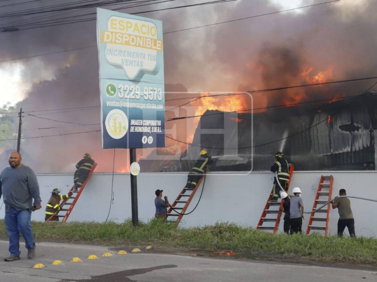 FOTOS: Voraz incendio consume empresa de madera en Choloma; bomberos luchan por apagarlo
