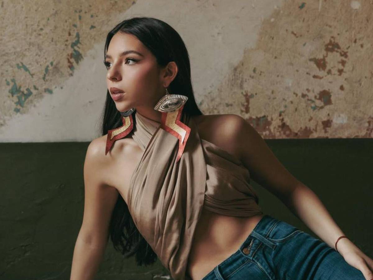 Ángela Aguilar afirma que sus abuelos la visitan en forma de aves y colibríes