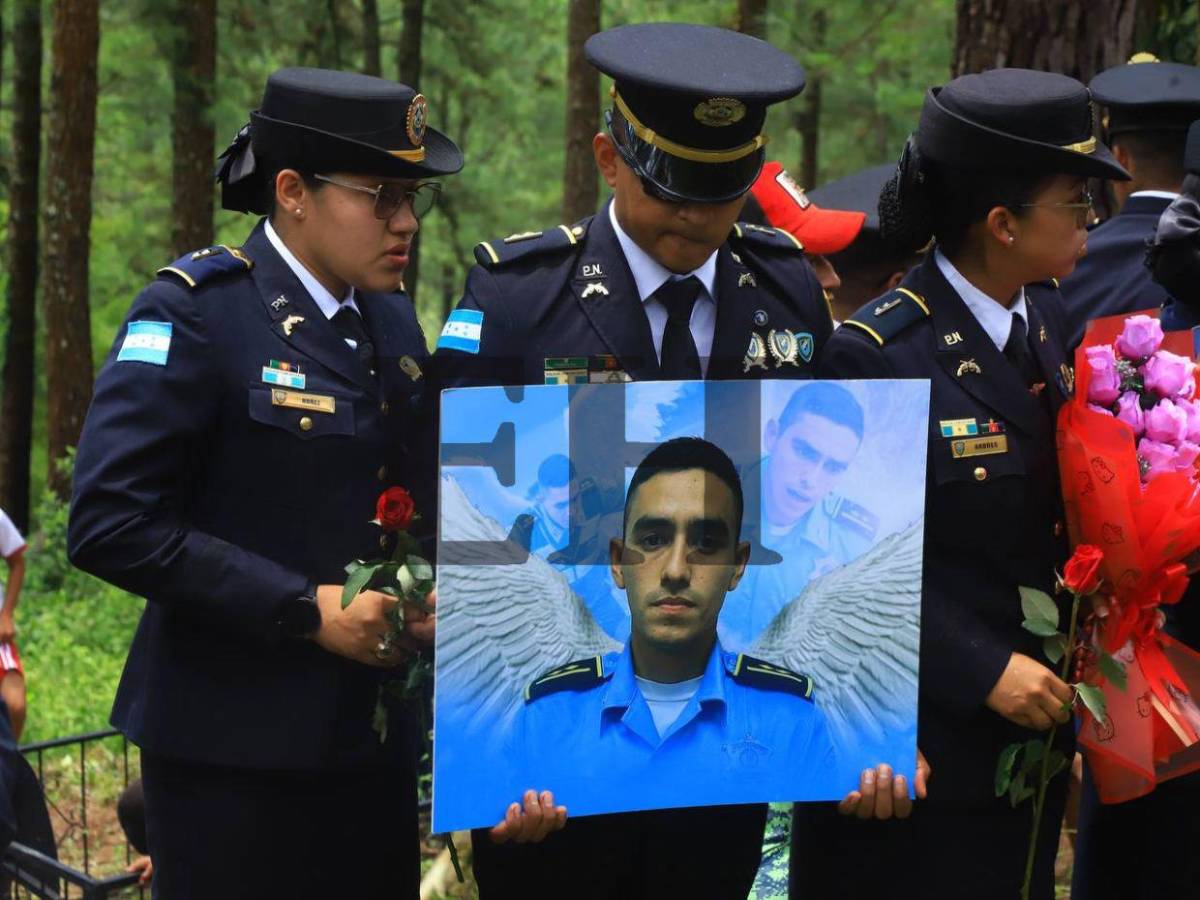 Entre globos y tambores despiden al inspector Kevin Pérez en su entierro