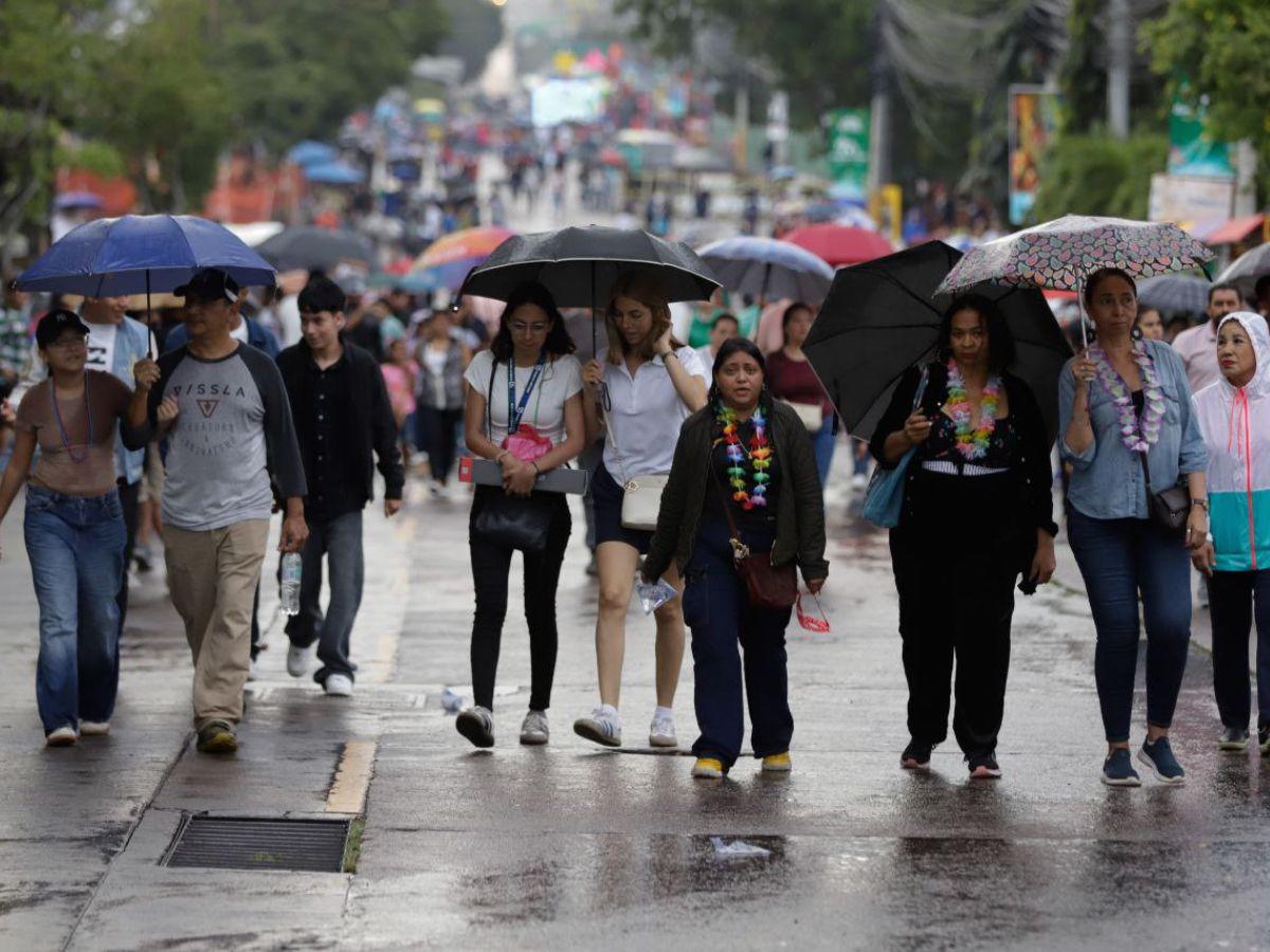 ¡Ni la lluvia los detuvo! Capitalinos disfrutan del carnaval de Tegucigalpa