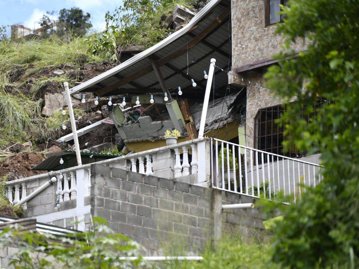 Impotencia y dolor sufren vecinos de El Reparto tras arrasador derrumbe