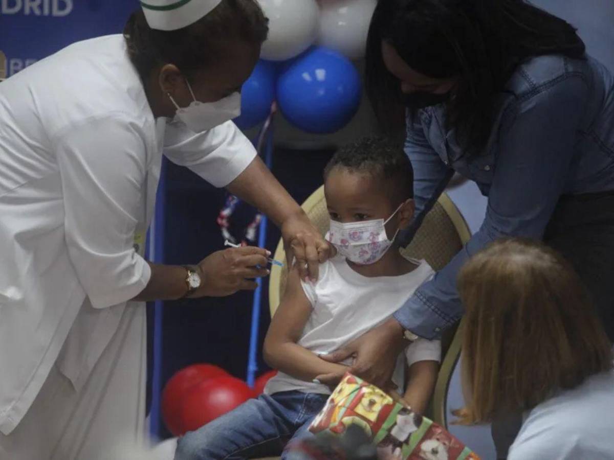 ¿Qué es la variante cigarra? El nuevo linaje del covid-19 que acecha a los niños