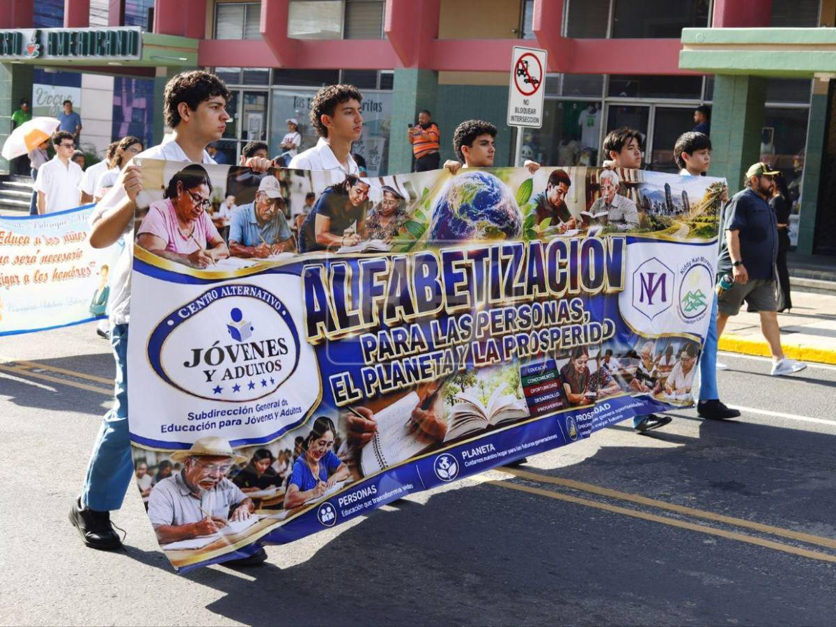 Con bandas y pancartas, estudiantes desfilan en SPS por el Día de la Alfabetización