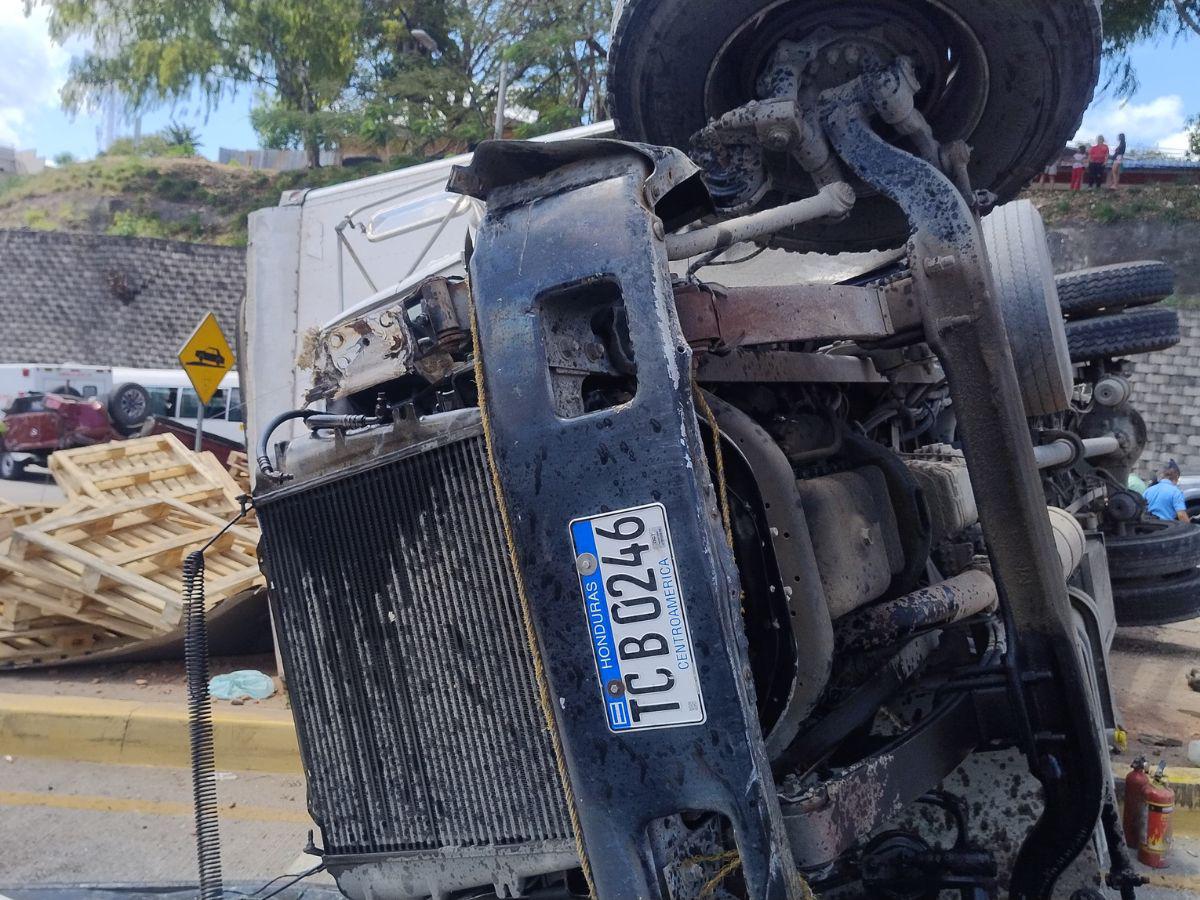 Rastra desenfrenada impacta contra un pick-up: impactantes imágenes del volcamiento