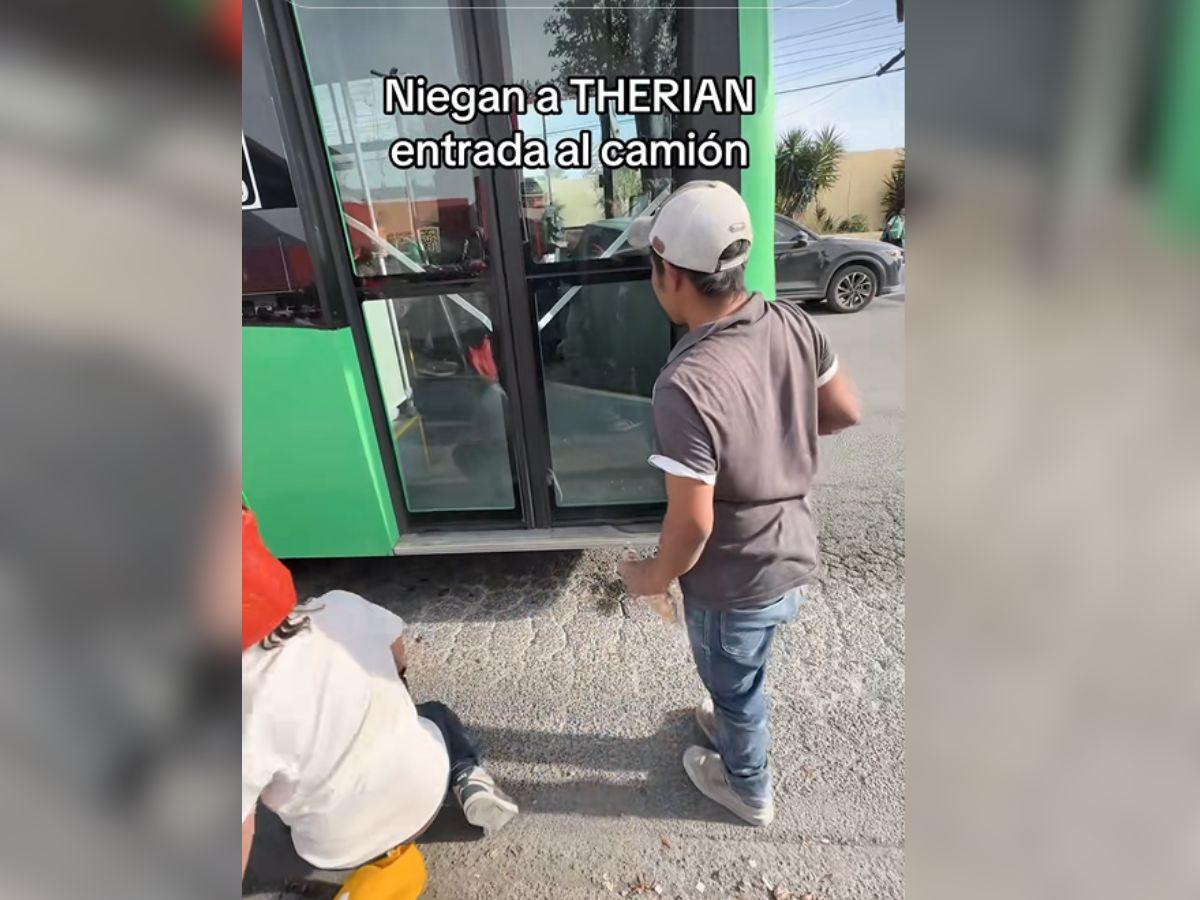 Por eso los atropellan: conductor de un autobús le cerró la puerta a un joven 'therian'