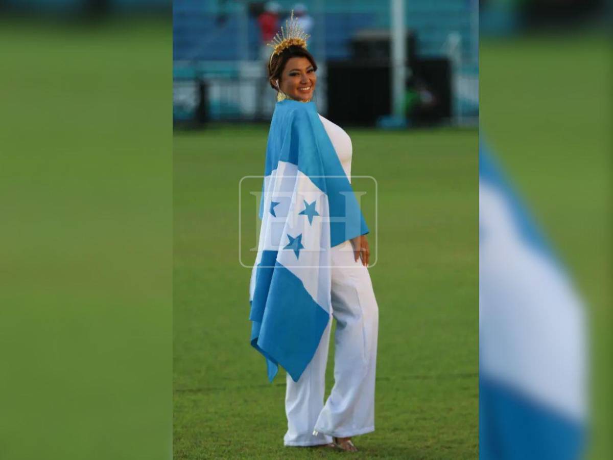 Siempre sorprende: los trajes que ha lucido Milagro Flores en los desfiles patrios en los últimos años