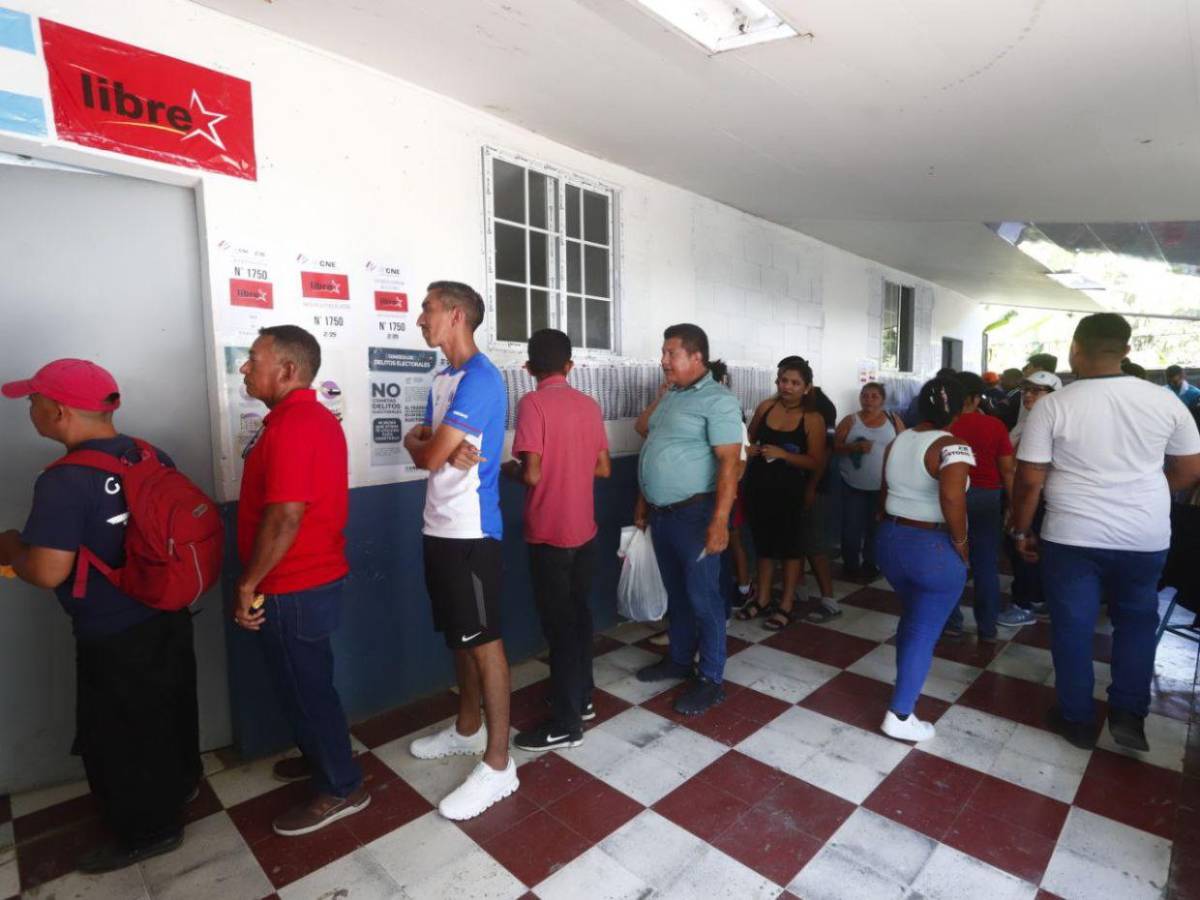 Desilusión en las urnas: tras largas filas, ciudadanos abandonan centros de votación