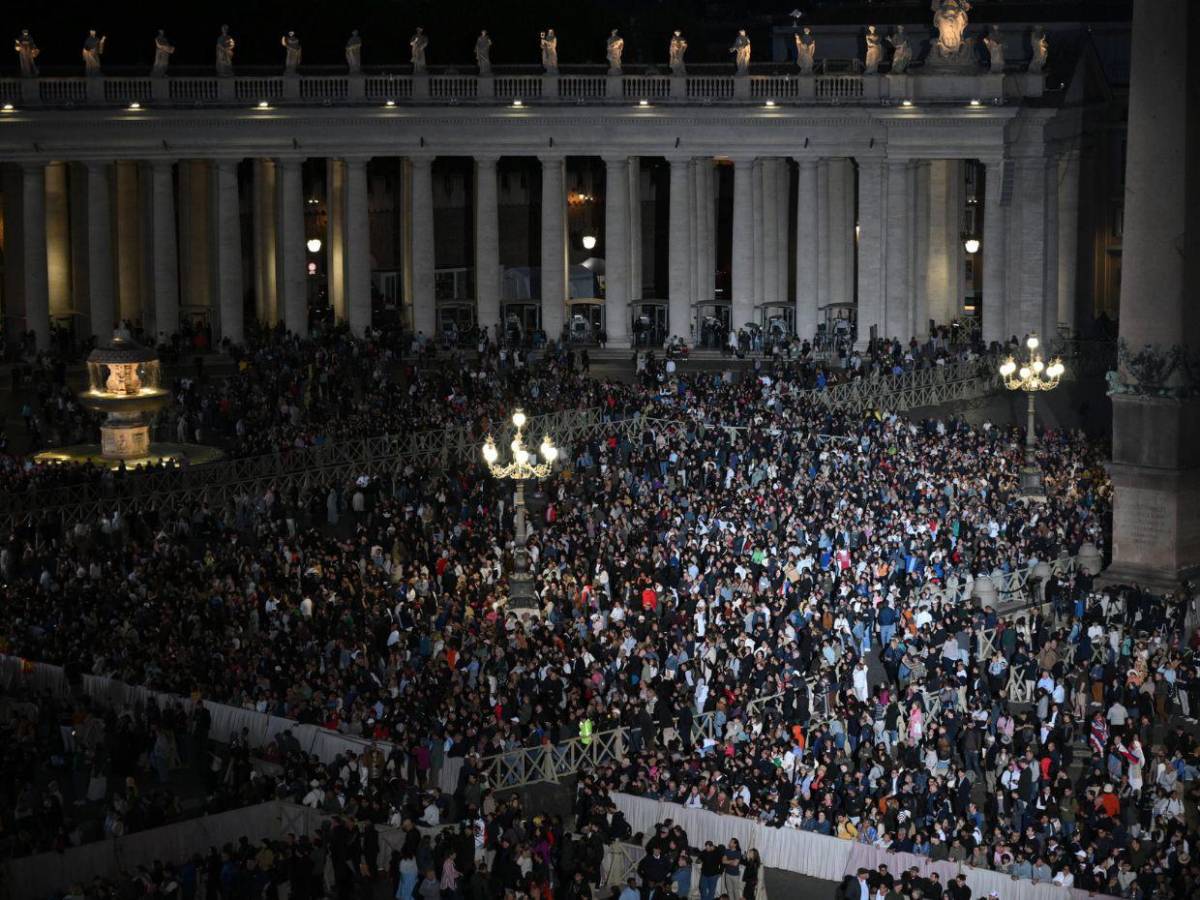 Imágenes impactantes del primer día del cónclave: cansancio, expectativa y fumata negra
