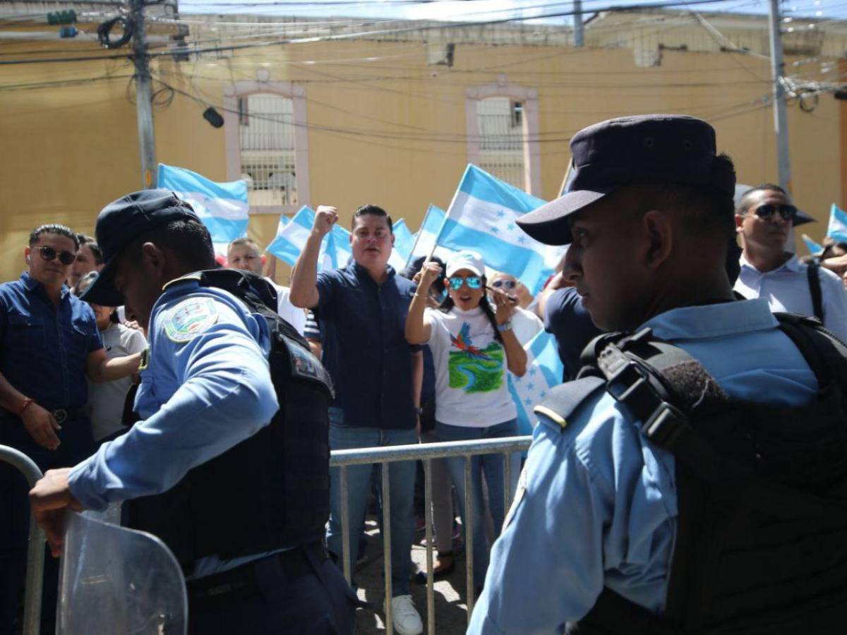 ¡Fuera el familión!: Militantes del Partido Nacional protestan en apoyo a consejeras del CNE