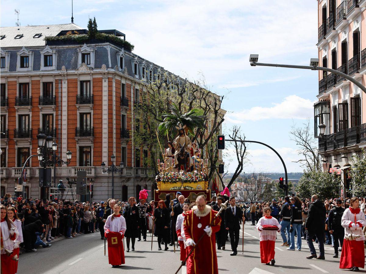 Fieles de todo el mundo celebran el Domingo de Ramos con palmas e imágenes religiosas