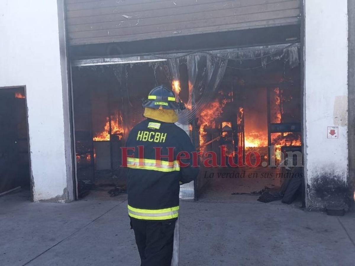 Voraz incendio consume varios negocios y bodegas en la capital