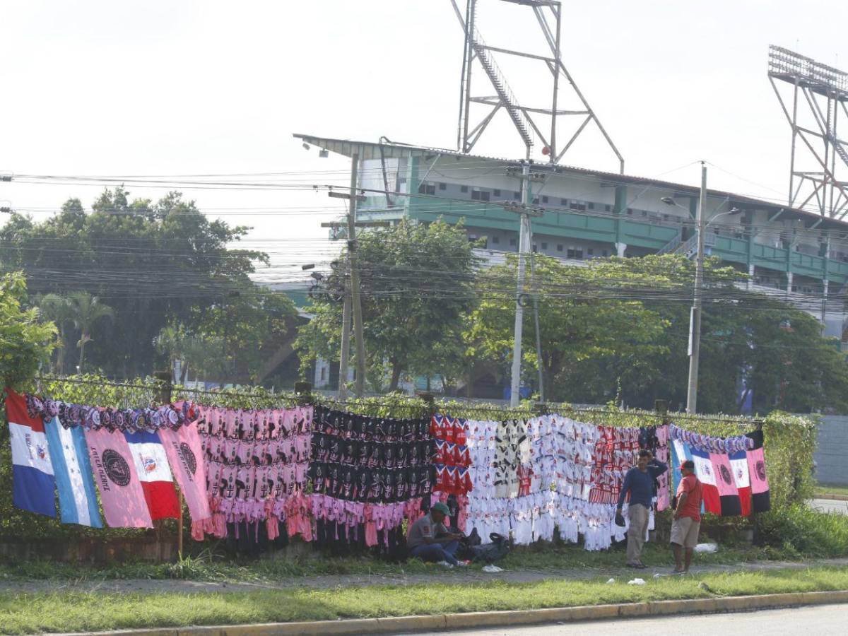 Camisetas, comida y pasión afuera del Olímpico previo a  Olimpia vs Inter Miami