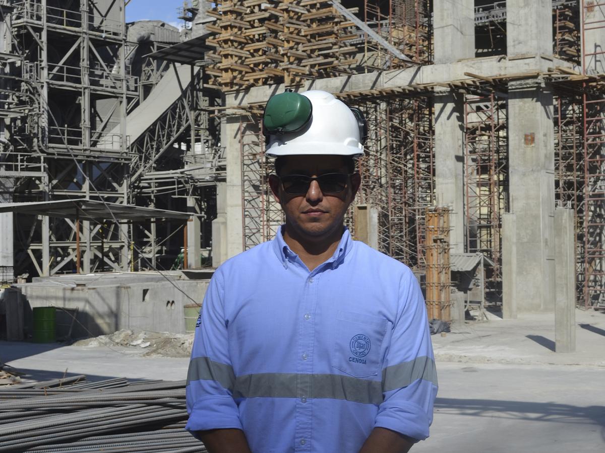 <i>Marlon Ruíz, Jefe de Proyectos en Cenosa, impulsando el camino hacia el desarrollo y la calidad en la industria de la construcción. </i>