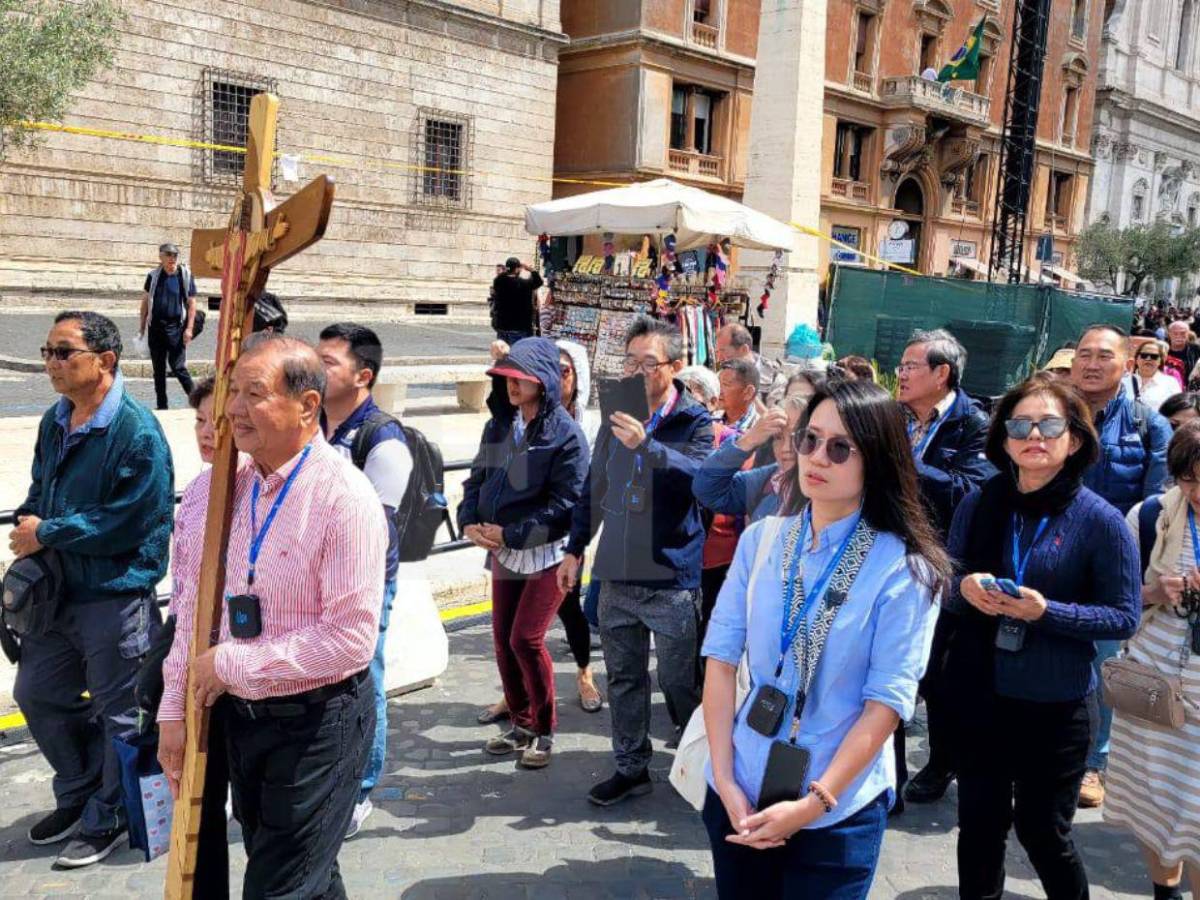 Imágenes de los fieles en el segundo día de cónclave