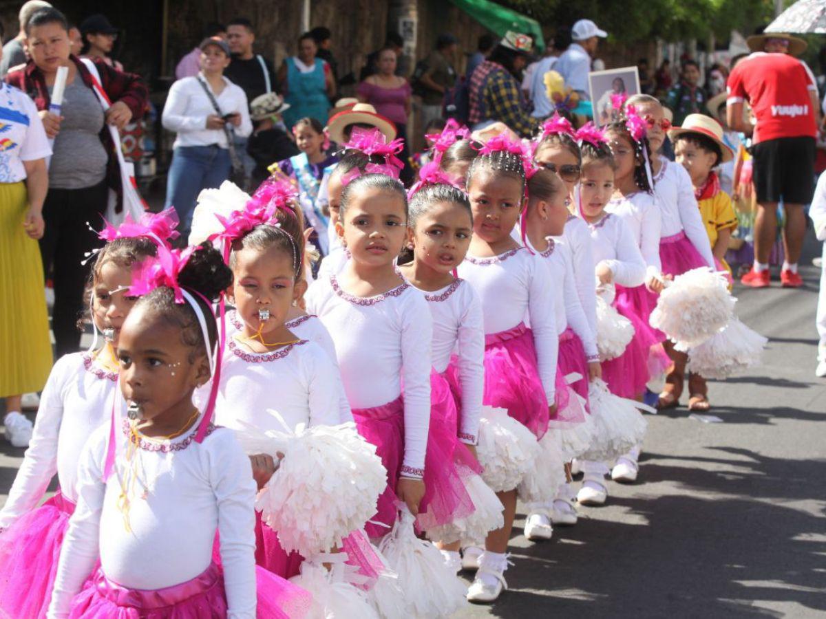 Así fue el desfile de prebásica en el bulevar Kennedy: color, música y alegría infantil