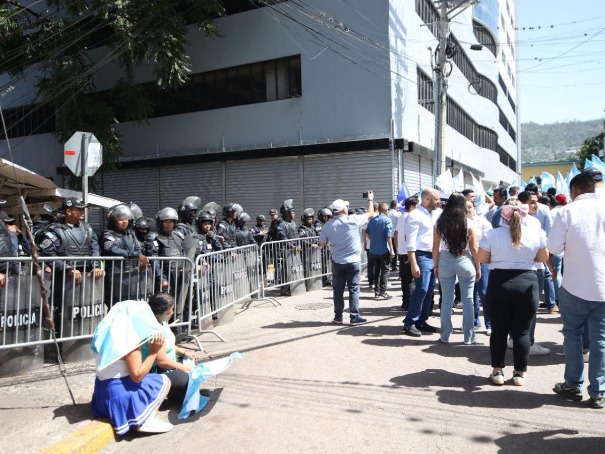 Sillas vacías, protestas y solo una propuesta: Así fue la recepción de ofertas para el biométrico