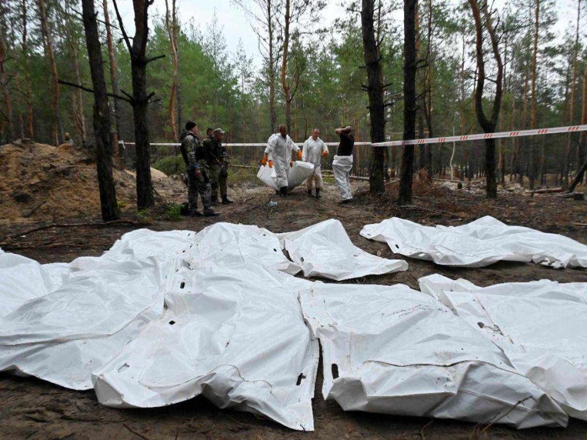 Ucrania halla cientos de cuerpos, algunos con “signos de tortura”, en zona liberada