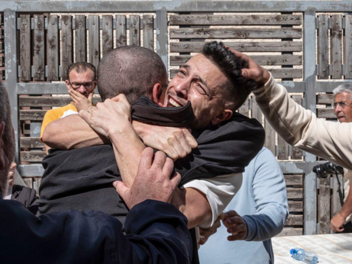 Entre abrazos y lágrimas, palestinos celebran su regreso a la libertad tras el alto el fuego en Gaza