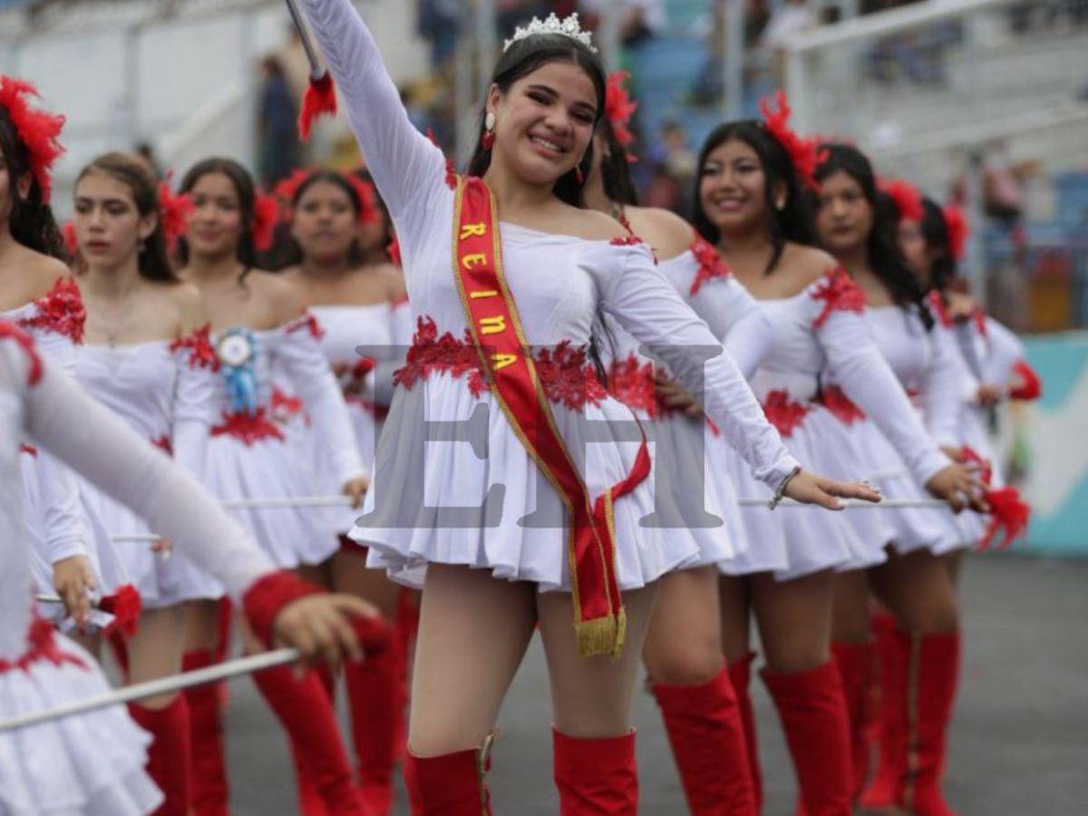 El rojo brilló en los desfiles patrios: los atuendos que marcaron tendencia este 2025