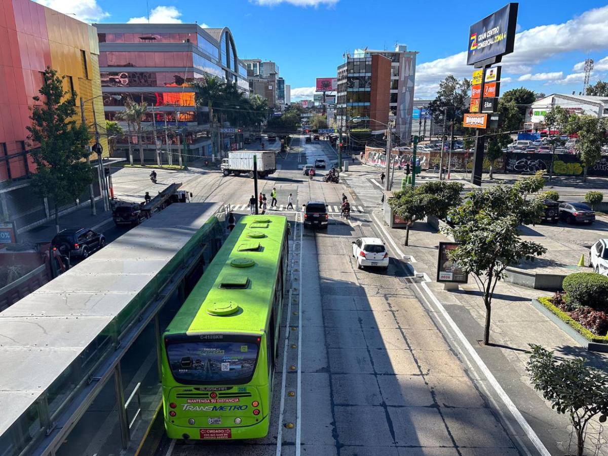 Guatemala vive su primer día en estado de sitio y honra a nueve policías caídos