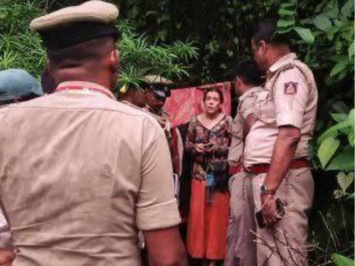 Mujer rusa y sus hijas fueron encontradas viviendo en una cueva en India