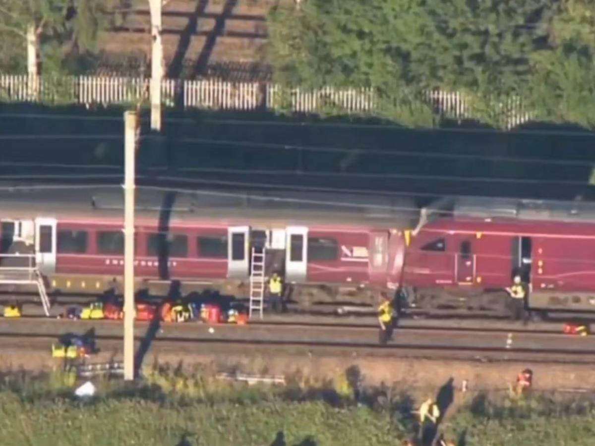 EN FOTOS: un muerto y decenas de heridos deja colisión de trenes en Bedford, Inglaterra