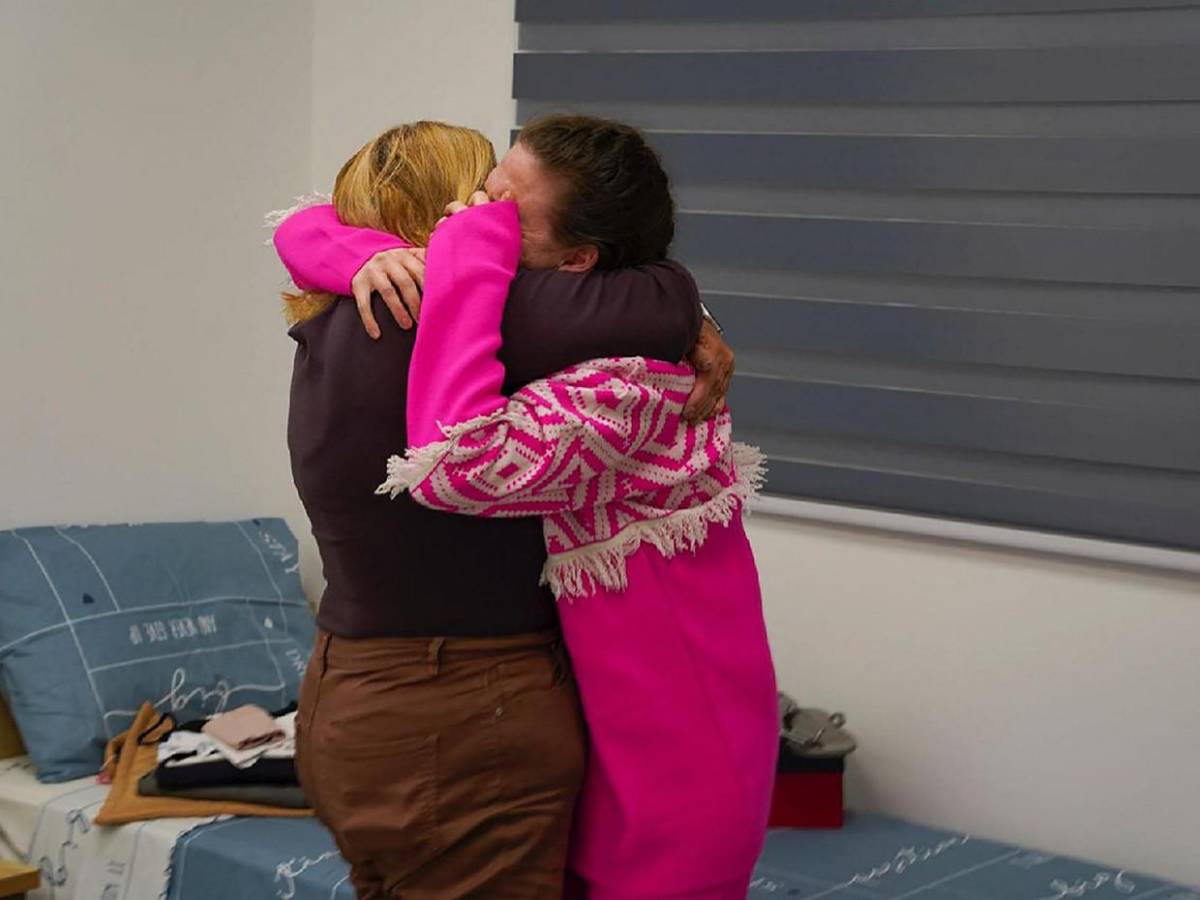 Dramático reencuentro entre rehenes liberadas por Hamás y sus familias