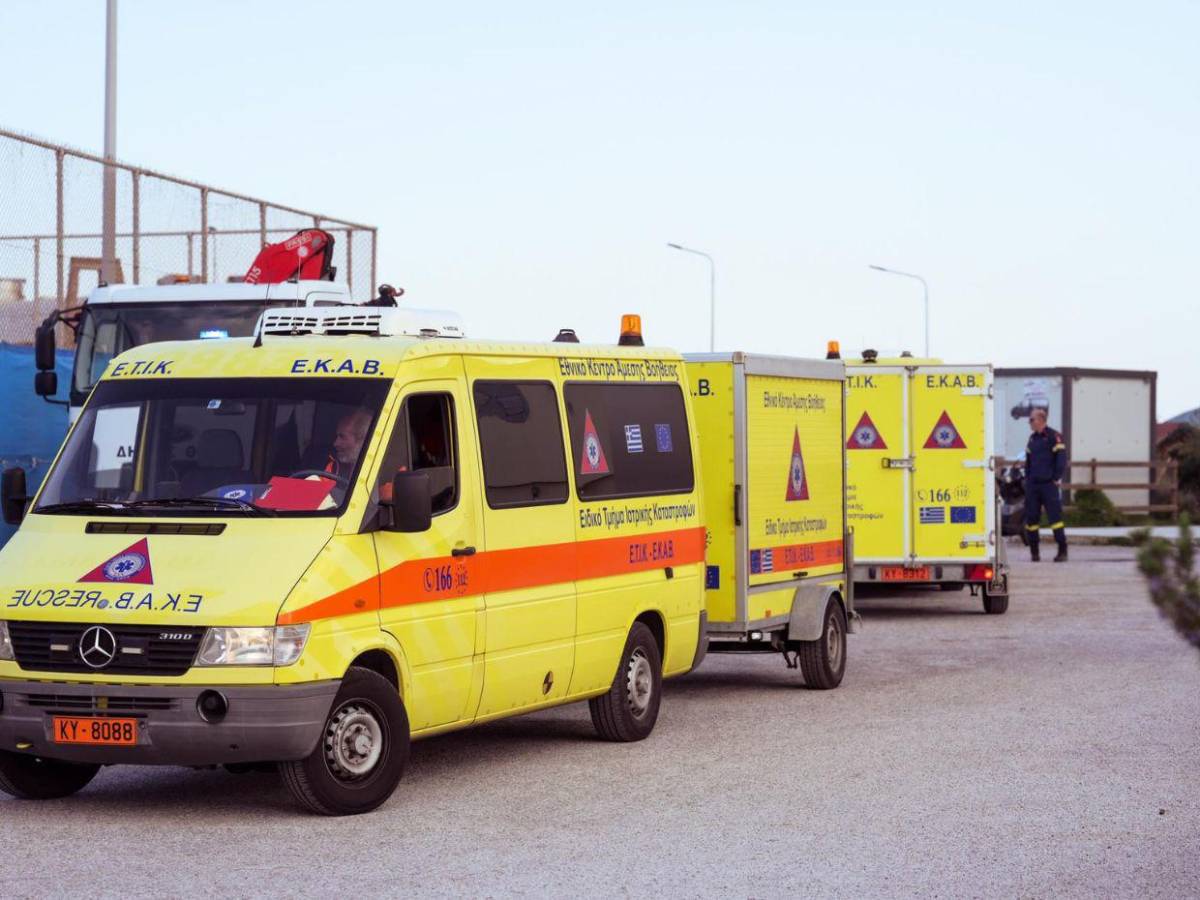 Miles de personas huyen de Santorini por constantes terremotos