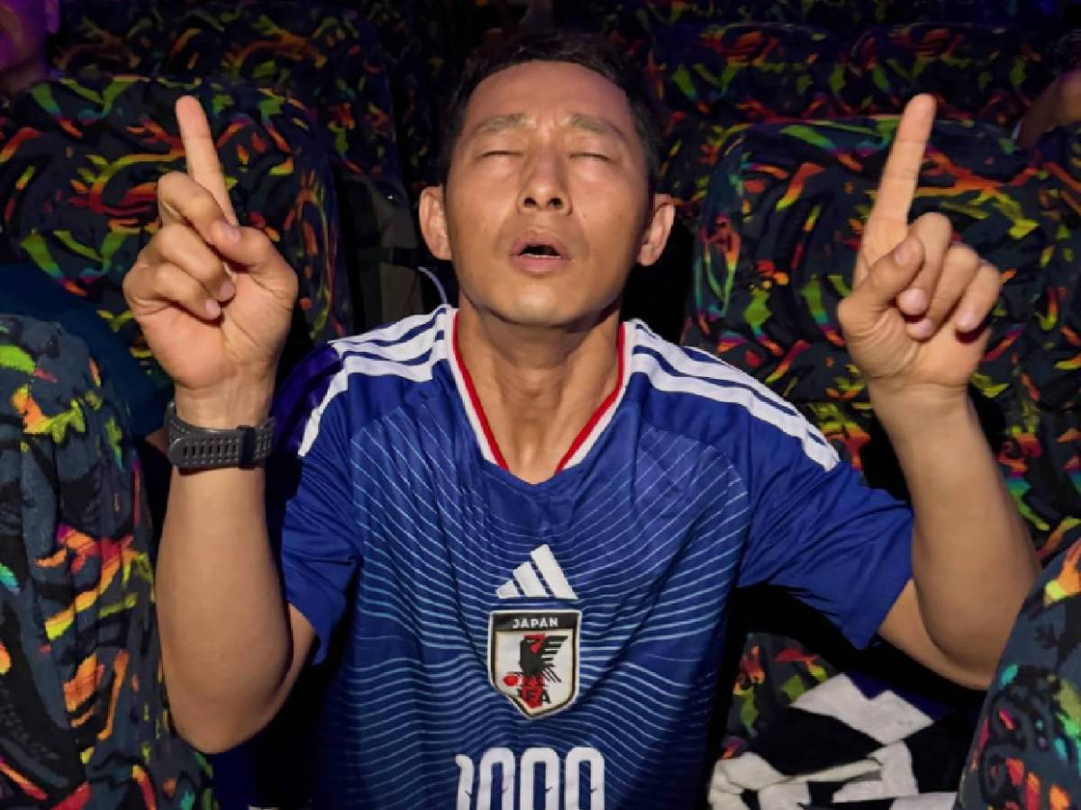 Carlos Espina sorprende a Shin Fujiyama con impresionante regalo: Lo que le dio en pleno Mundial