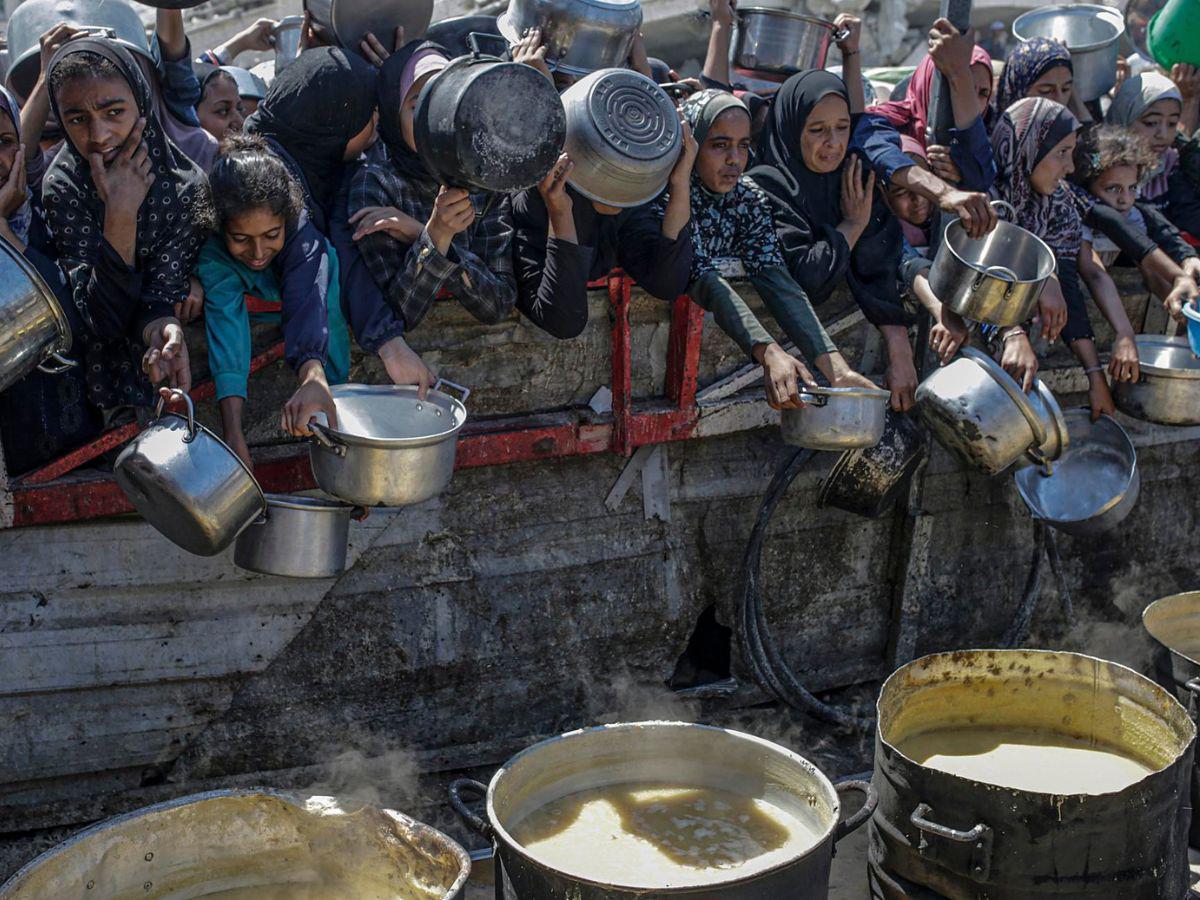 Desesperación y hambre: la lucha de los palestinos por conseguir comida en Gaza