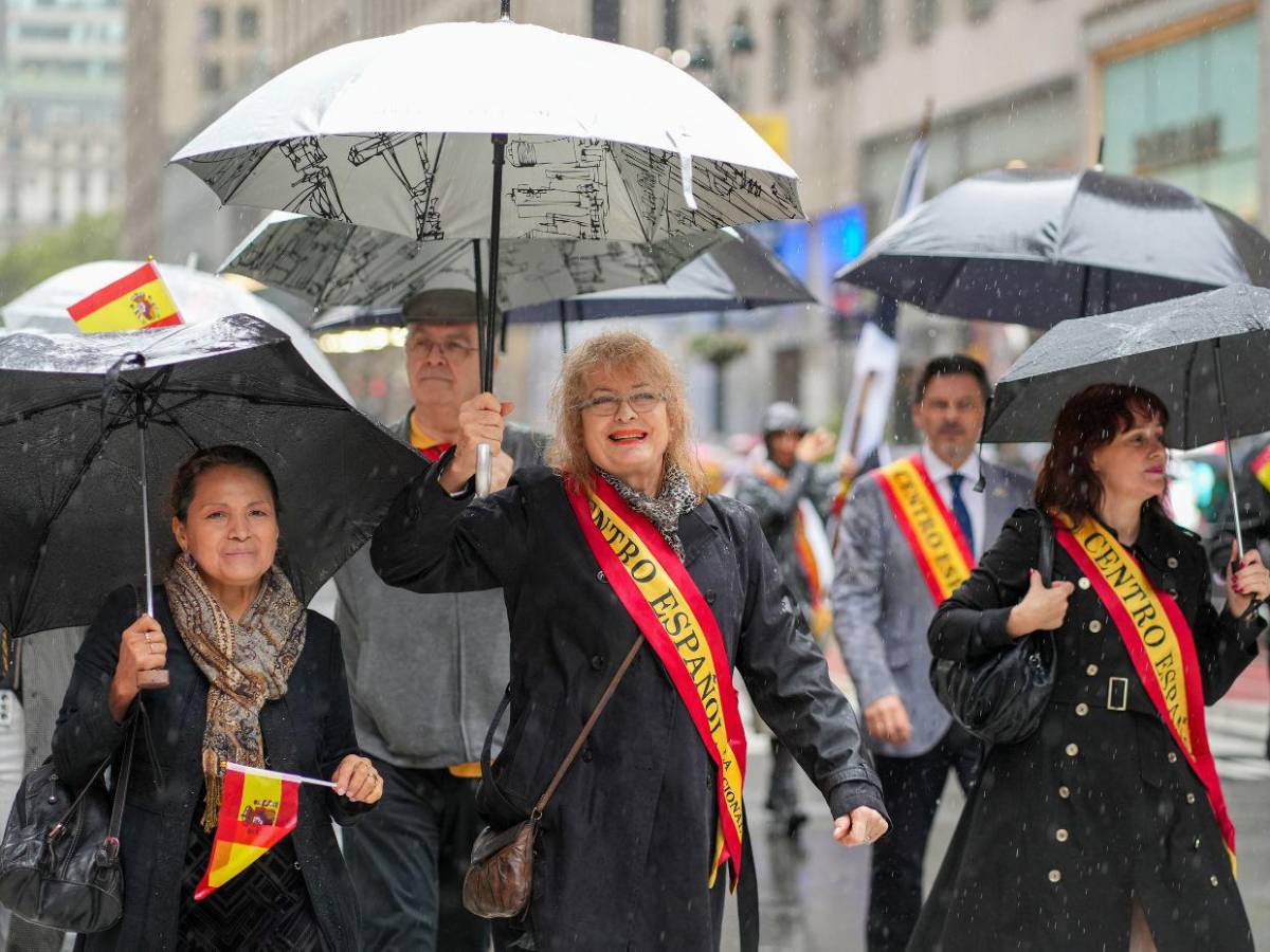 Bajo la lluvia, España y Latinoamérica llenan de color la Quinta Avenida de Nueva York