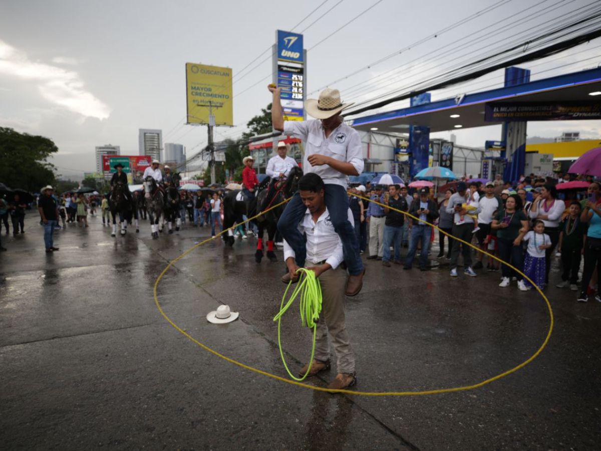 ¡Ni la lluvia los detuvo! Capitalinos disfrutan del carnaval de Tegucigalpa